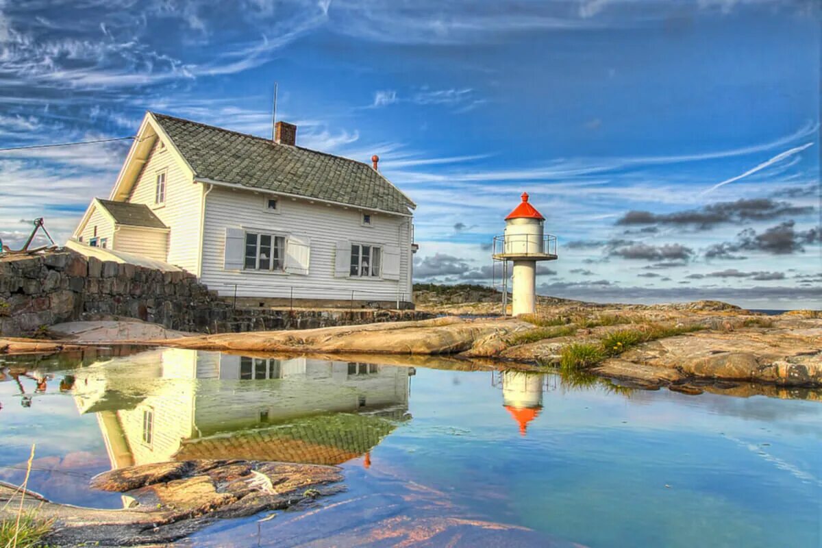 Включи дом мир. Дом с маяком Норвегия. Маяк Линдеснес Норвегия. Норвегия дом на острове. Голландская деревня Маяк.