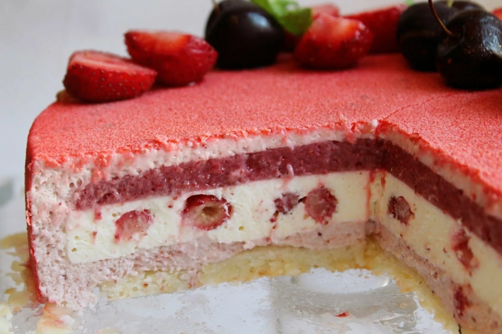 торт фруктовое наслаждение. фруктовые прослойки. торт с прослойками желе. конфи манго маракуйя. начинки тортиков в разрезе.