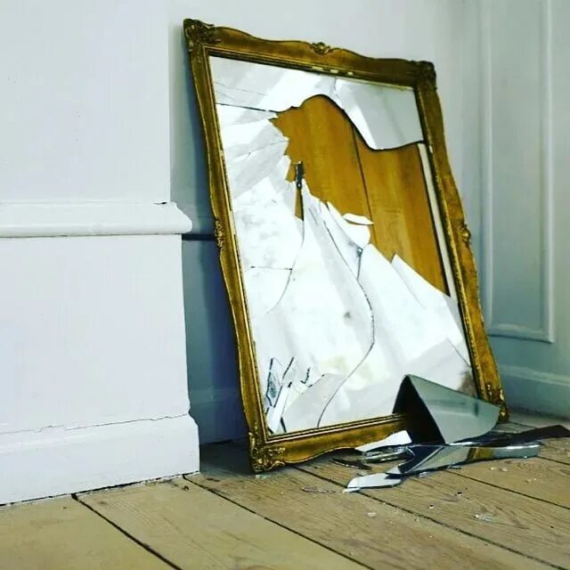 Нужно разбить зеркало. Разбитые зеркала. Разбить зеркало. Разбитое зеркало в раме. Треснувшее зеркало.