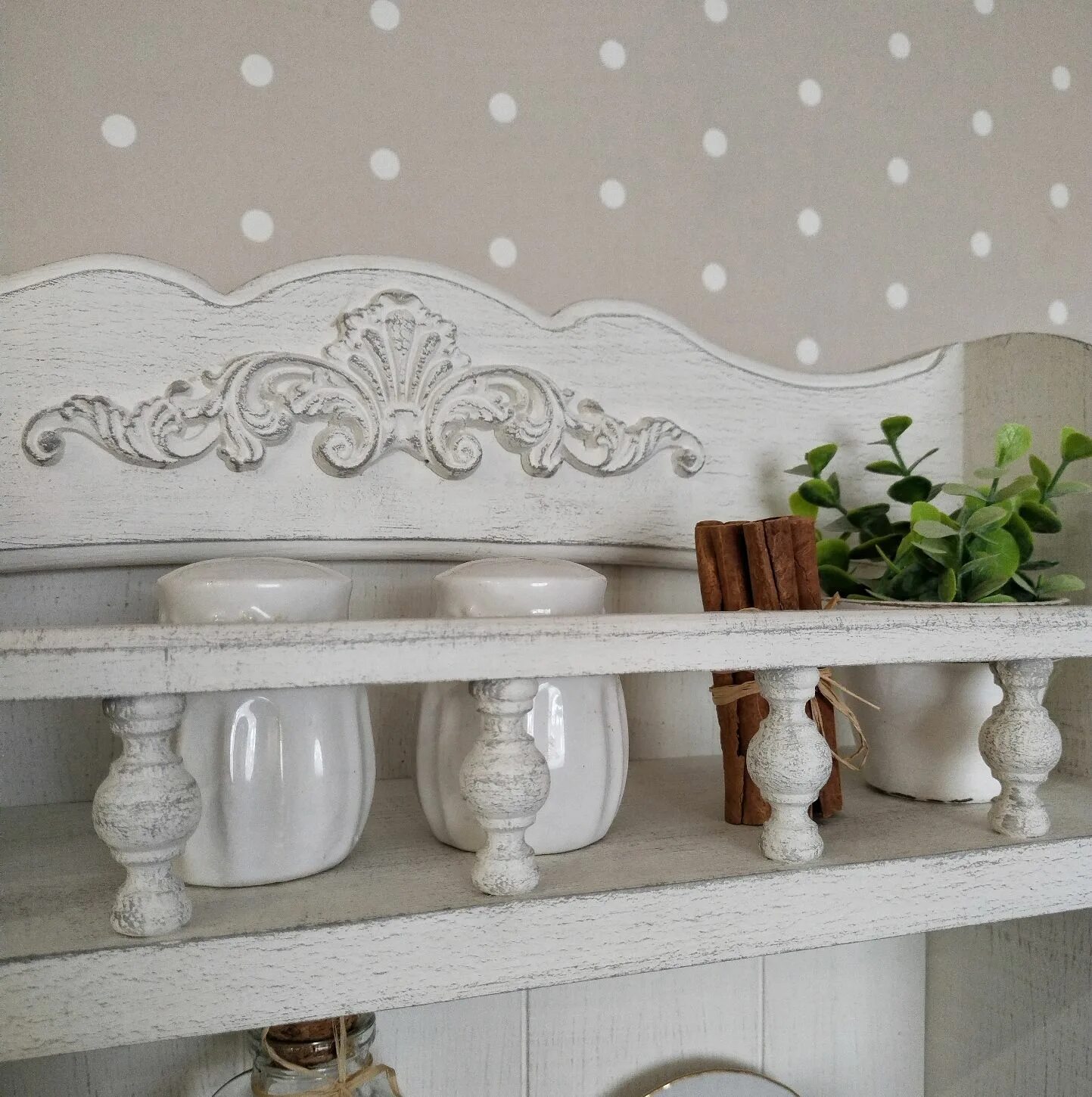 Полка малиновая. Буфетная полка деревянная. Полка для специй в стиле прованс. Буфет прованс 08 тэкс. Полка буфет.