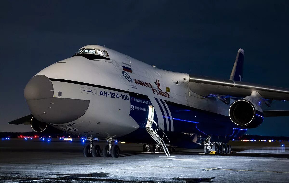 Большие российские самолеты. АН-124 военно-транспортный самолёт. АН-124 100 транспортный самолёт. АН 124 В США.
