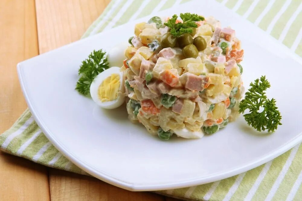 Оливье с языком. Салат оливье с говядиной. Салават оливье. Оливье с курицей. Салат оливье с говядиной.