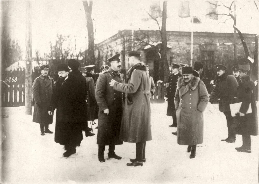 Брест переговоры. Переговоры в Брест-Литовске 1917. Переговоры в Брест-Литовске 1918. Советская делегация в Брест-Литовске 1918 год. Переговоры в Брест-Литовске.