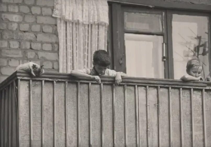 Пока он на балконе. Прикольный балкон. Мемы с надписями. Курит на балконе. Пока он на балконе.