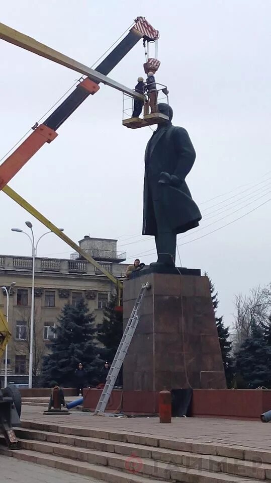 памятник ленину в украине. памятники ленина сносят. памятники ленина сносят. снесли памятник ленину в украине. демонтаж памятника ленину 1991.