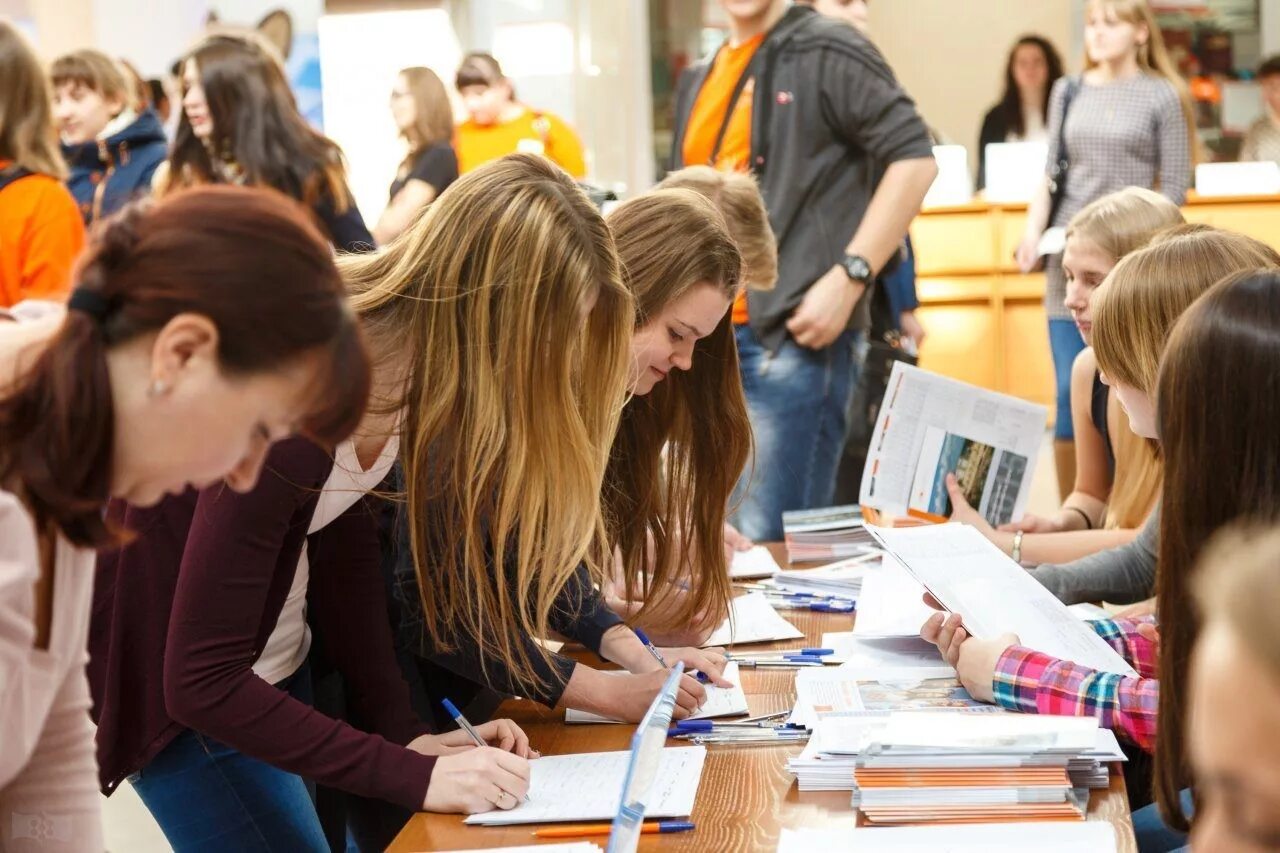 Лет абитуриентам. Поступление в вуз. Поступление в вуз абитуриент. Поступление в техникум. Абитуриенты колледжа.