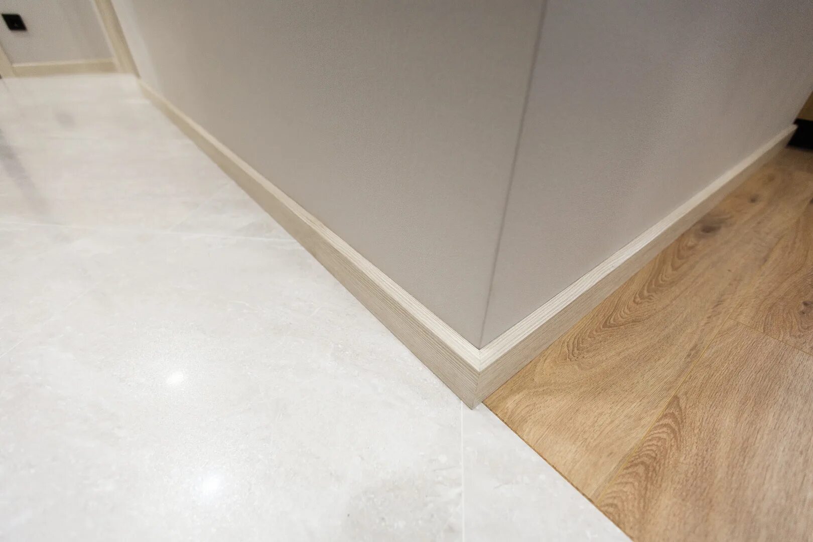 Полы без порогов. Укладка ламината без порогов. Укладка ламината без порогов. Соединитель плитки и ламината. Стык плитки и ламината.