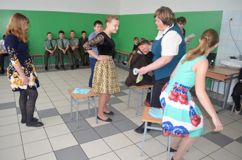 Конкурс а ну ка девочки. Школьный конкурс а ну ка девушки. А ну ка девочки конкурс в школе. А ну ка девушки в школе. Конкурс а ну ка девушки в школе для старшеклассниц.