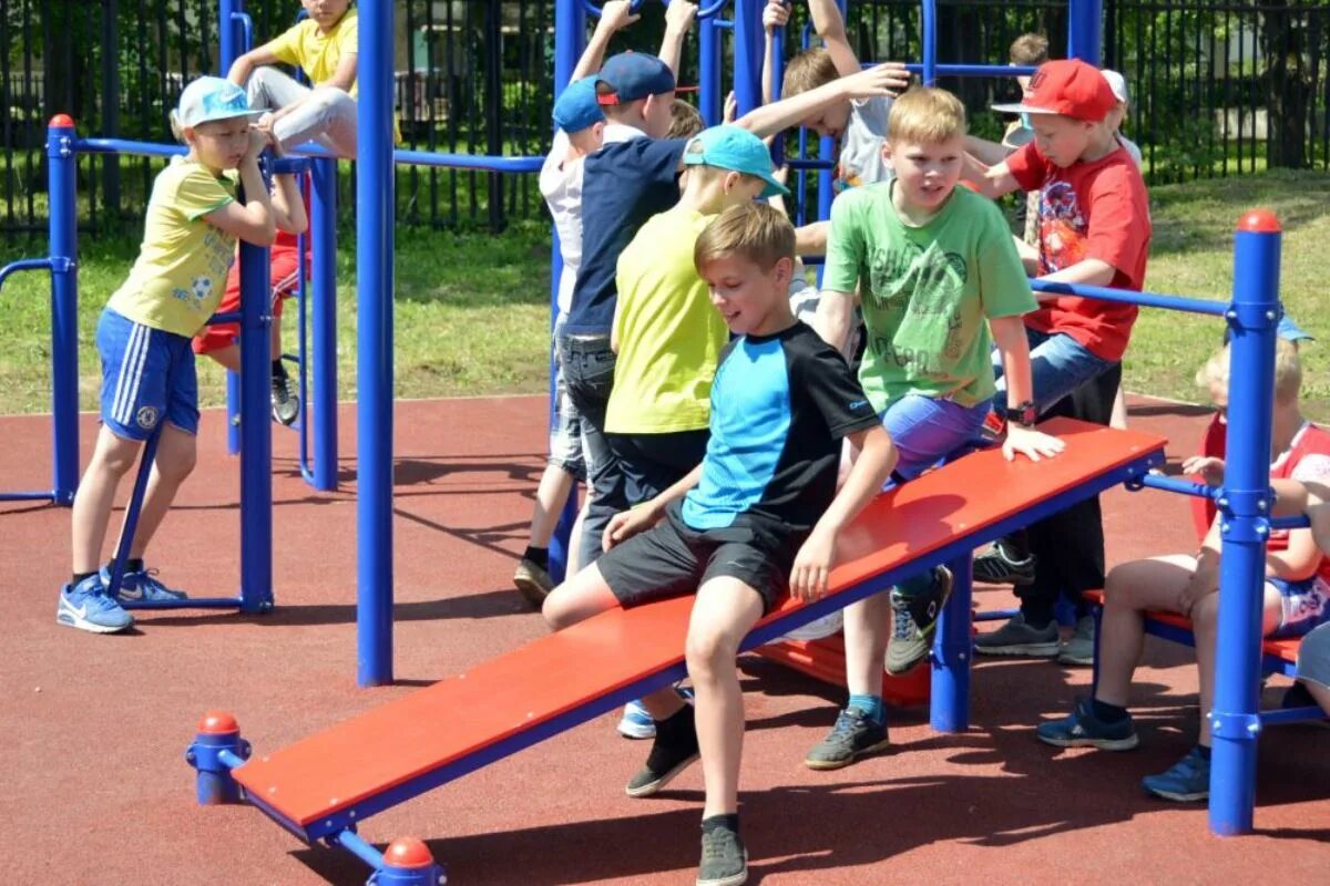 Можно ли играть на площадках. Дети на спортивной площадк. Спортивная площадка. Спортивная площадка для детей. Площадки для занятия физкультурой.