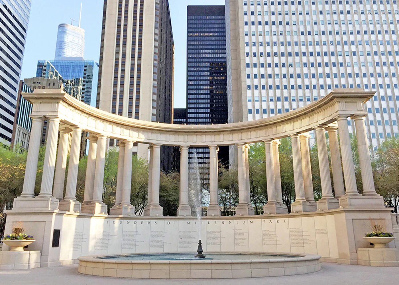 Monument picture. Wrigley Square Миллениум-парк. Дендро монумент. Миллениум парк знаменитости.