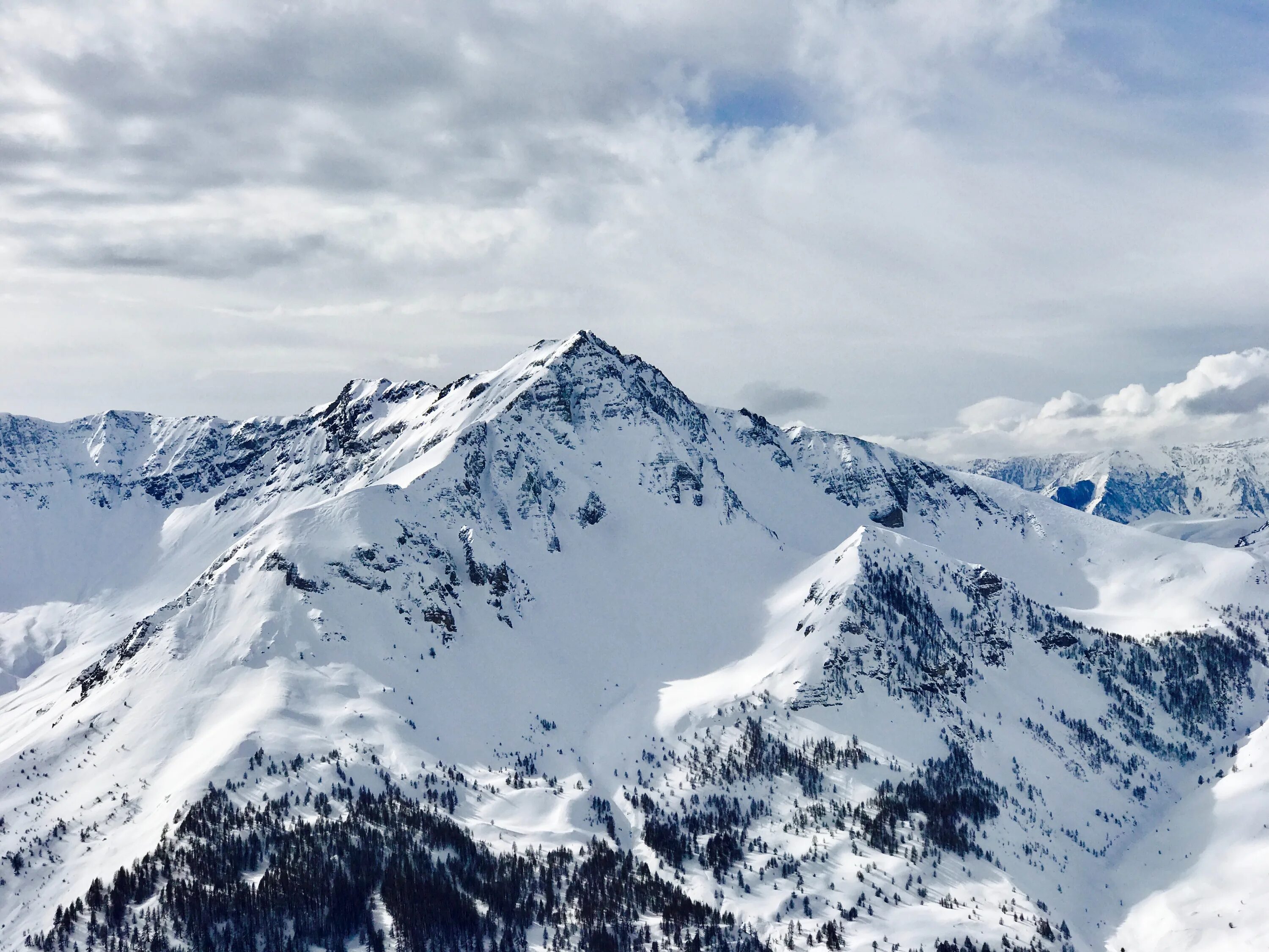 Эльбрус альп. Сноу Маунтин. Заснеженные горы. Горы снег. Снежные горы в облаках.