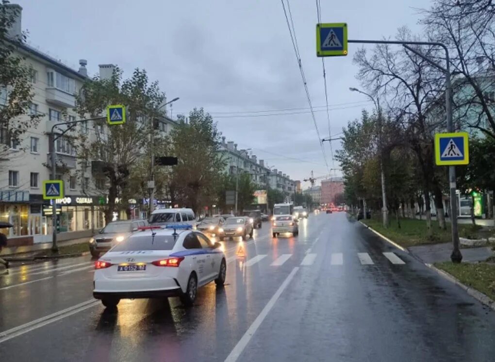 Улица с пешеходным переходом и домами. Улицы Украины. Известные улицы России. Улицы забитые пешеходами.