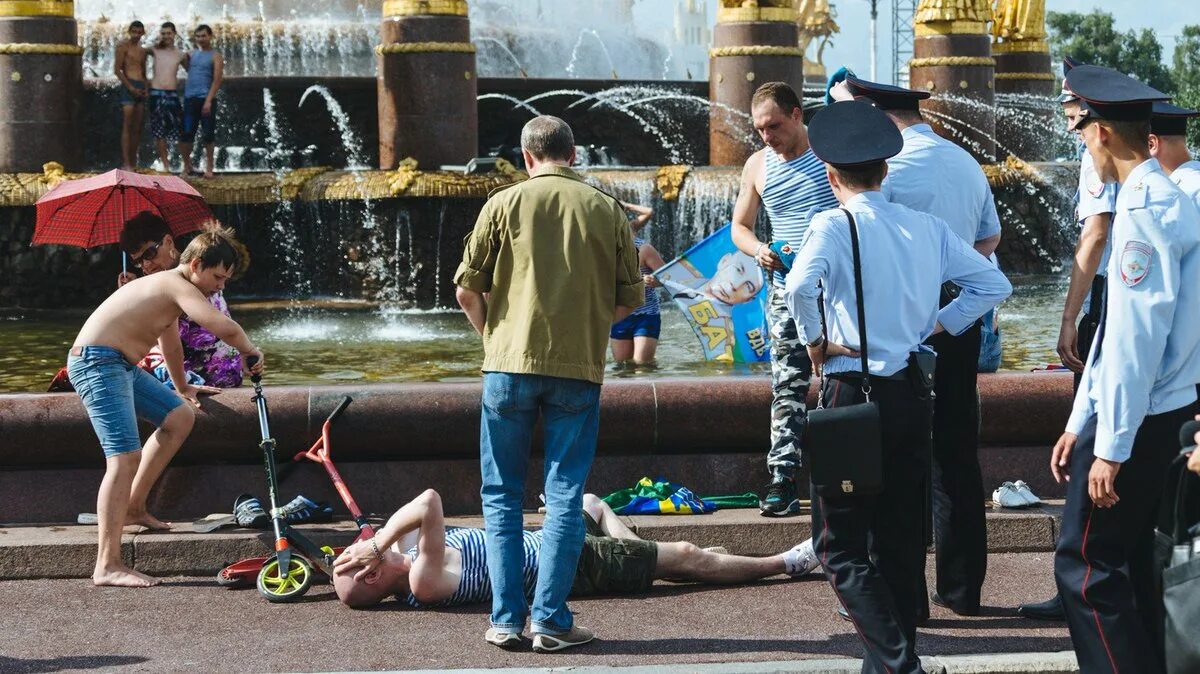 Провожая день вчерашний бьют. Празднование дня вдв в москве. день вдв на вднх. день вдв фонтан. десантники празднуют день вдв.