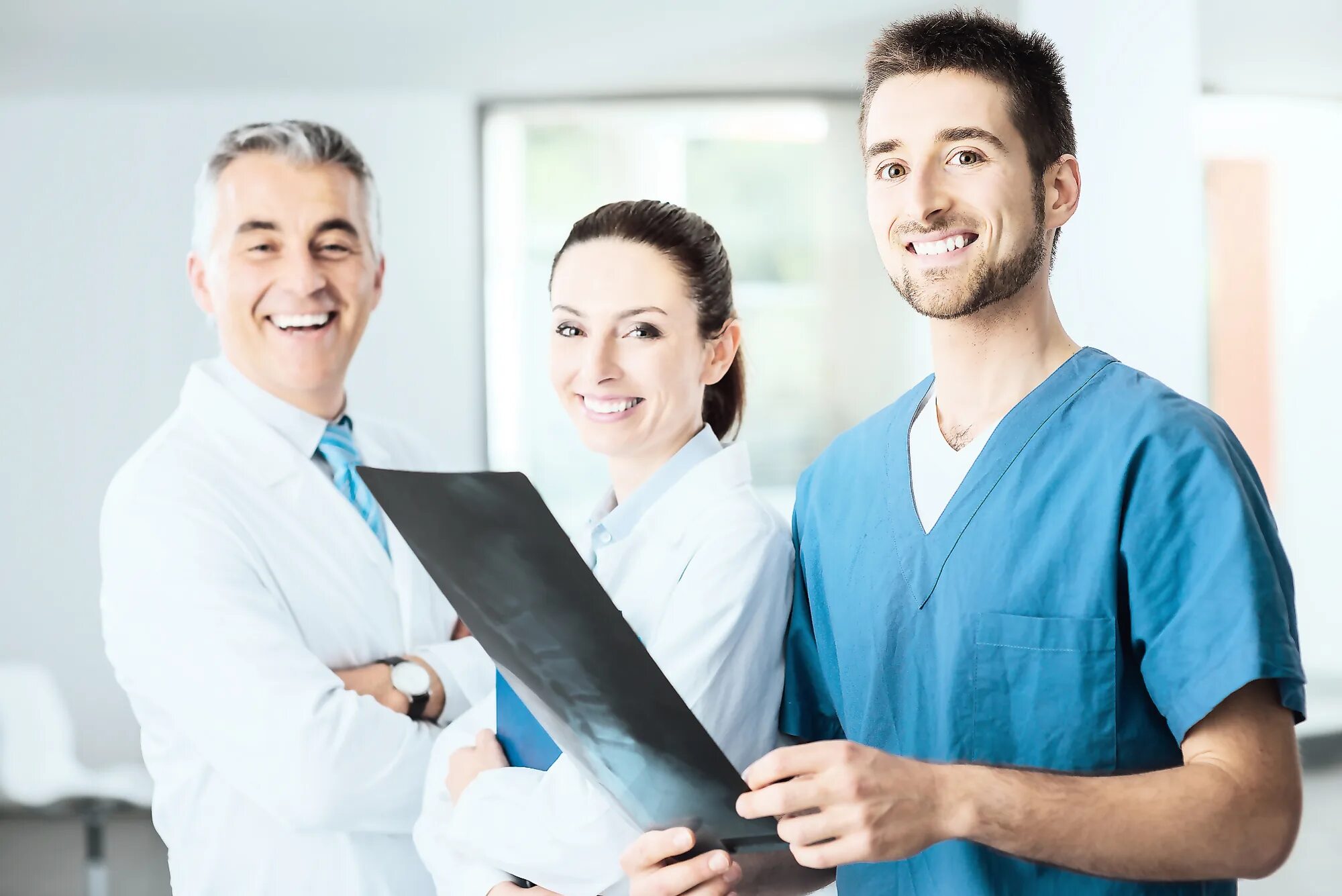 Онкологический пациент. Больница коридор врачи. Врач. Младший медицинский персонал. Медицинская сестра.