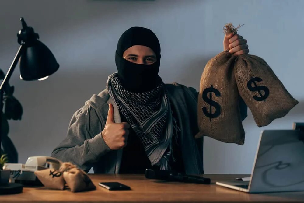 Грузинская полиция зугдиди. Захват здания террористами. Захват здания террористами. Эдриан броуди ограбление по-американски. Террористы банк.