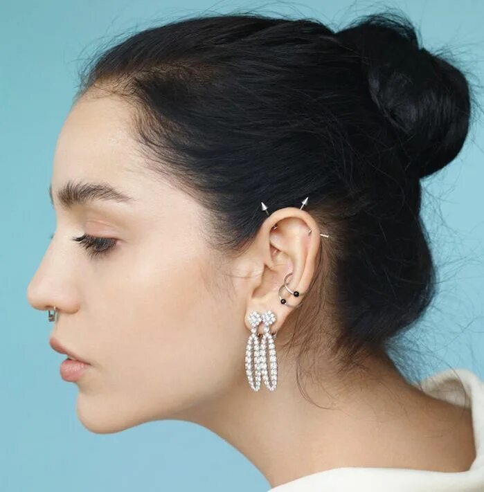 Модные серьги. Wears earrings. Серьги для наушников. Зеленые сережки ухо. Серьги moonka ec-ser-amt.