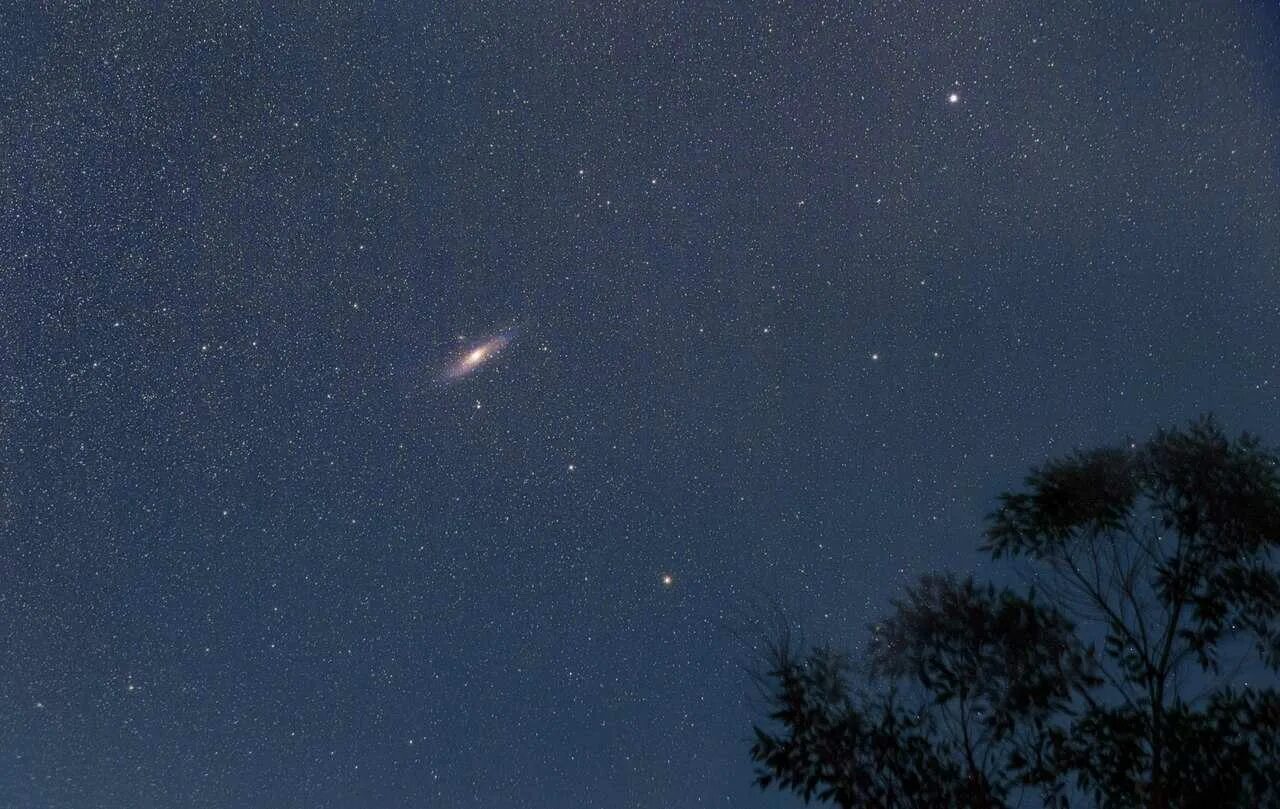 Звезды видимые с земли. Галактика Андромеда на ночном небе невооруженным. Галактика Андромеды невооруженным глазом. Туманность Андромеды Галактика на небе. Галактика в созвездии Андромеды.