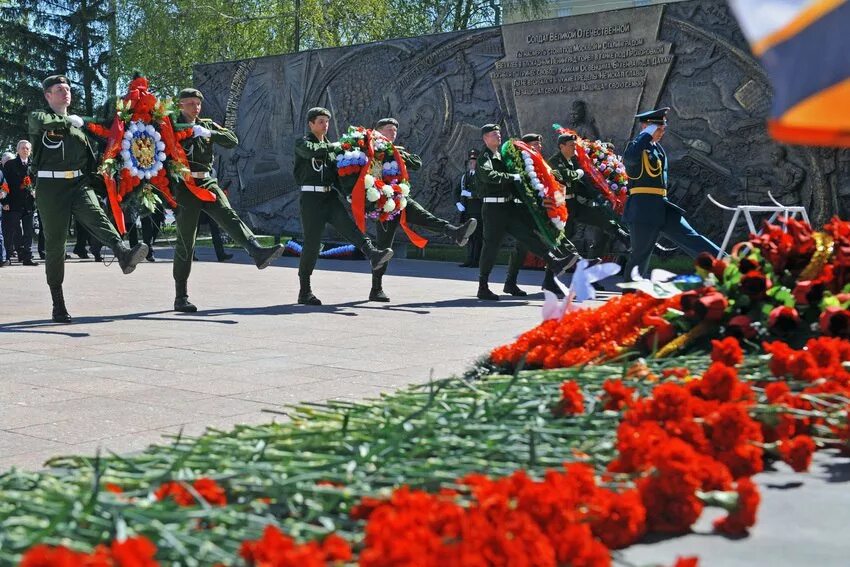 5 мая главное. 9 Мая праздник России возложение цветов. Венок для возложения к памятнику. Возложение венков на 9 мая. Возложения венков к памятникам войны.