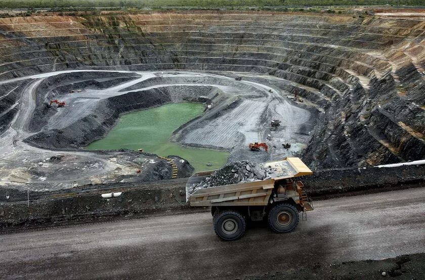 Добычи и переработки минерального. Месторождение Рио тинто. Добыча урановой руды. Уран в Узбекистане. Урановый карьер.