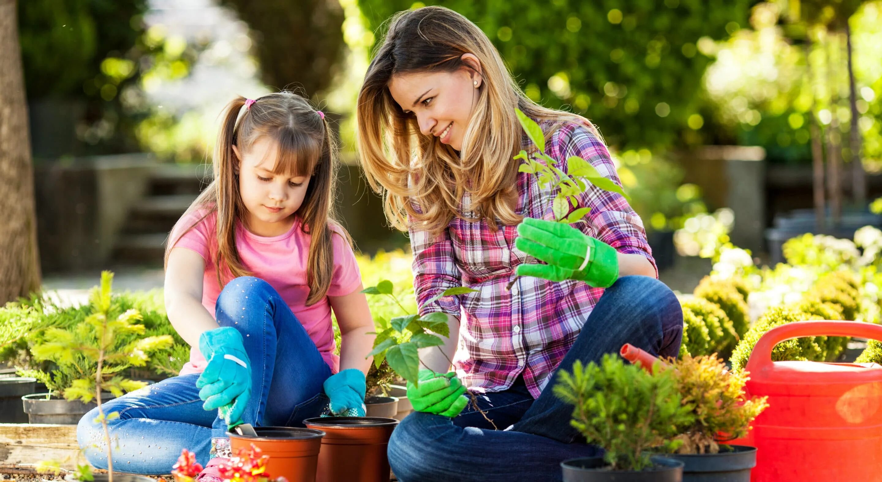 Инструменты для сада и огорода. Работа помощь в саду. Работа помощь в саду. Огород для детей. Женщина сажает цветы в саду.
