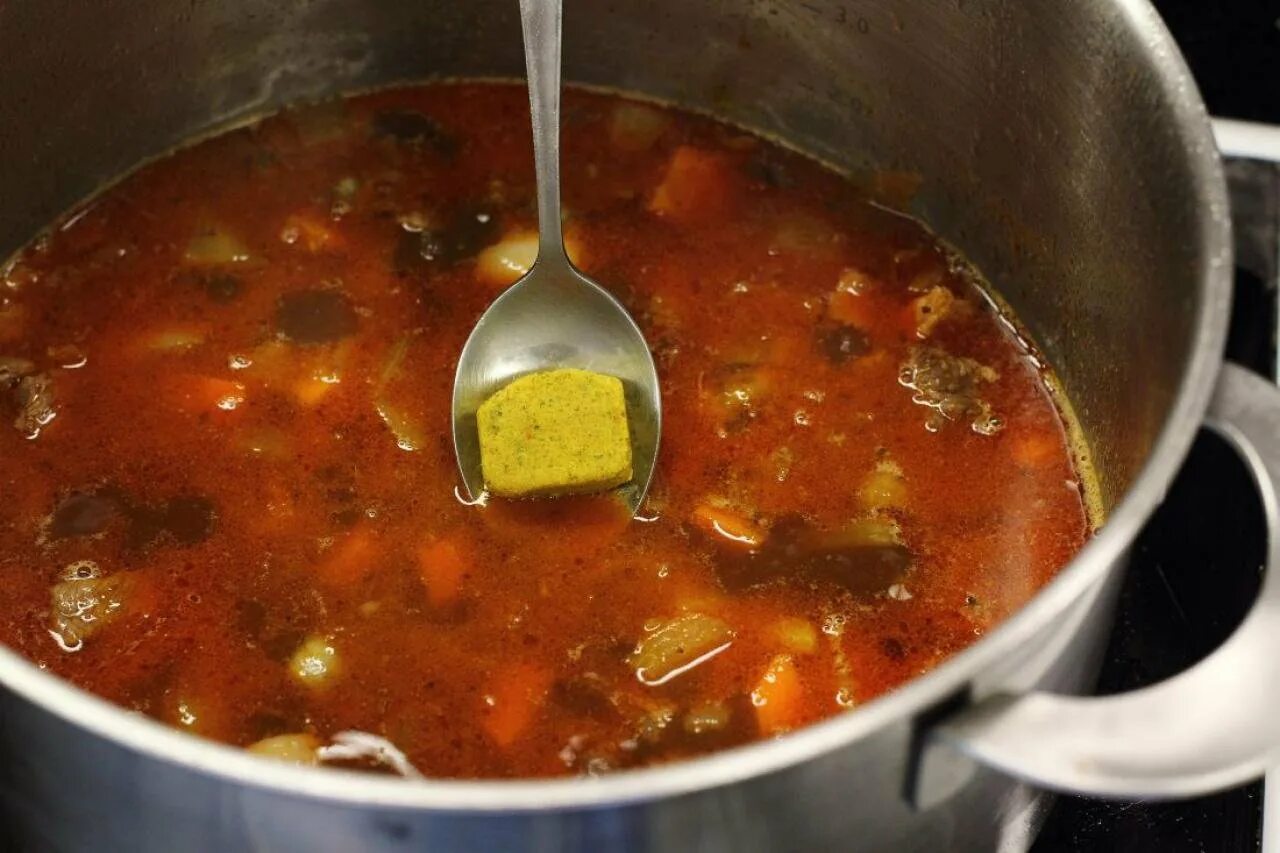 Good soup. Суп в кастрюле. Варка супа. Кастрюля для варки горохового супа. Бульон в кастрюле.