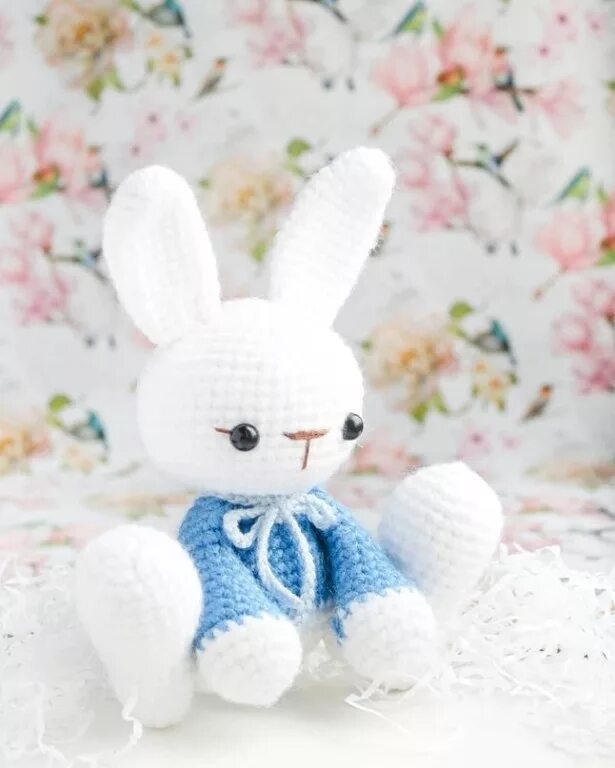 Игрушки связанные спицами. Игрушки амигуруми зайка. Вязаный зайчик. Интересные вязаные игрушки. Вязаная зайка балерина.
