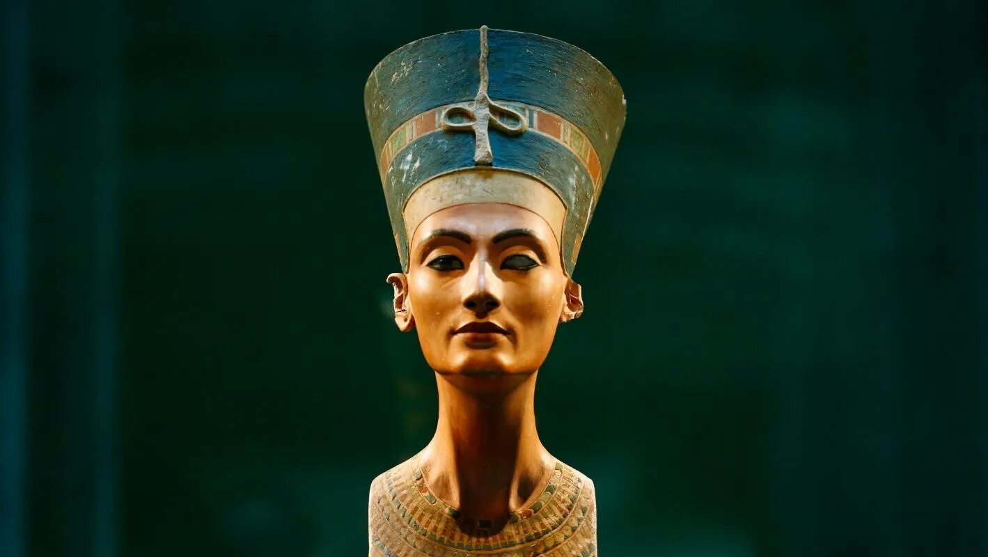 Портрет царицы нефертити. Нефертити фреска. Нефертити с волосами. Нефертити фабрика в египте. Нефертити богиня чего.