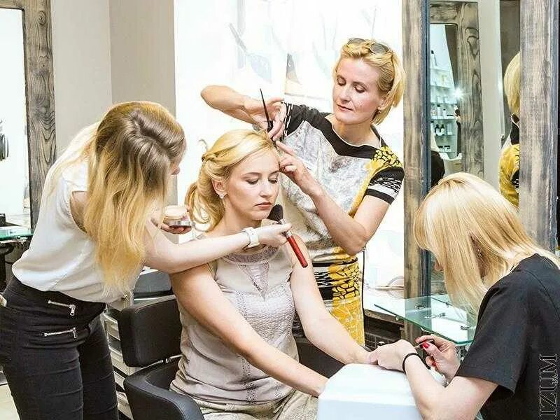 работа мастеров салона красоты. фотосессия в парикмахерской. парикмахер. женщина в парикмахерской. работа мастеров салона красоты.