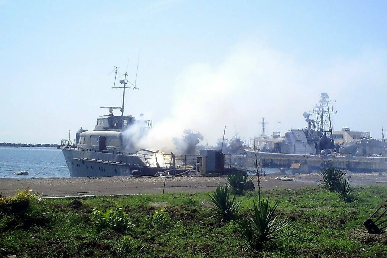 Поти 2008. Грузинский флот в Поти. Грузинских ВМФ В Поти. Военно-морская база Поти 2008.