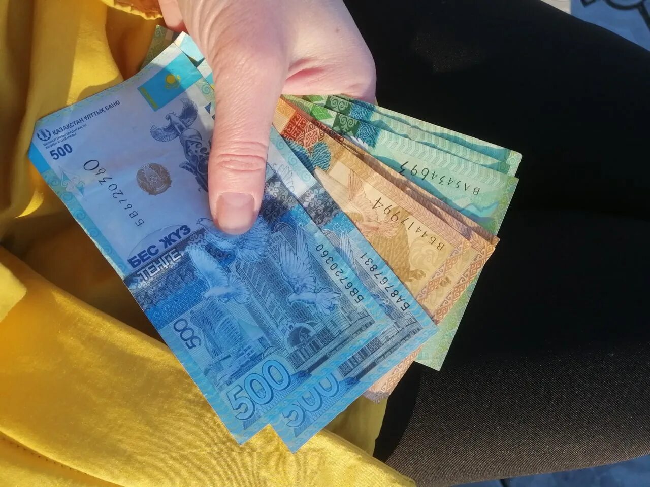 50 купюр по 2000. Тенге пачка денег. 20000 тенге. 100 тыс тг. Тенге фото.
