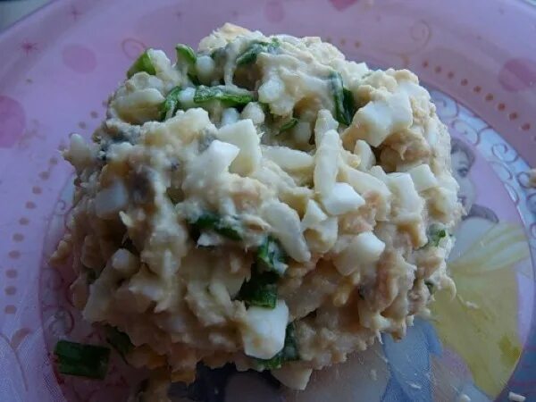 Рис консерва огурец. Салат с рыбой и рисом и яйцом. салат с рыбной консервой и фасолью. рыбный салат из консервов с рисом и яйцом. салат с горбушей и рисом и яйцом огурцом.