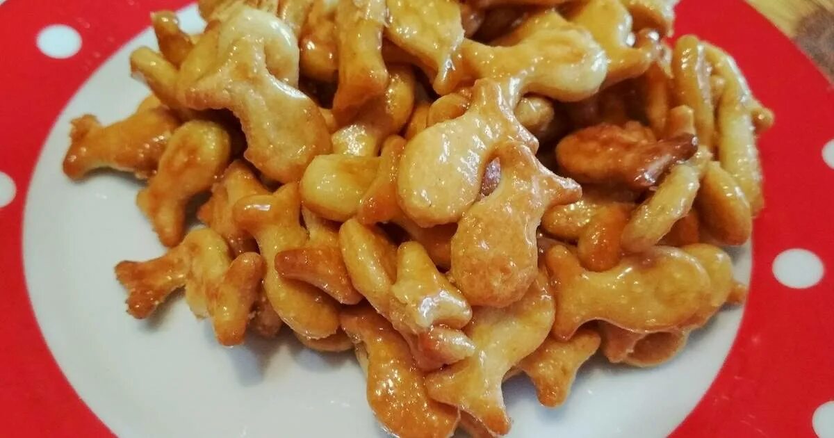 Приготовить из печенье рыбки