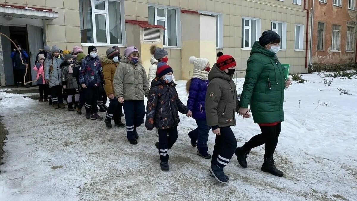 Где эвакуировали детей. Эвакуация в школе. около школы. учебная эвакуация в школе. эвакуация детей из школы.