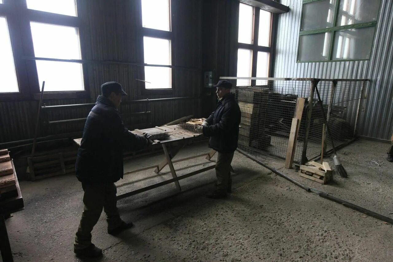 Места отбывания исправительных работ. Деревообработка в колонии. труд осужденных. труд в колонии.
