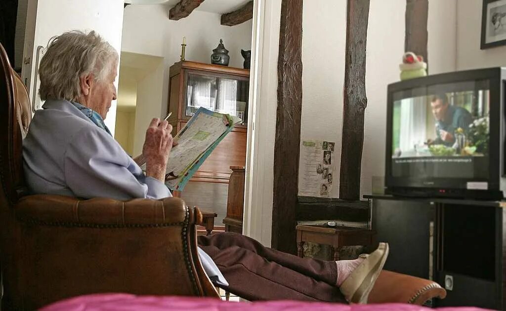 Жилье старика и старухи. Бабушка у телевизора. Старики у телевизора. Пенсионеры перед телевизором. Бабушка перед телевизором.
