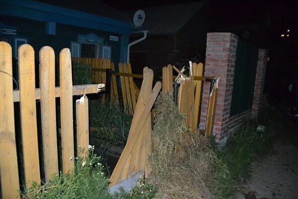 Старый забор. Старый забор. Старинный деревянный забор. Ужасные заборы. Плохой забор.