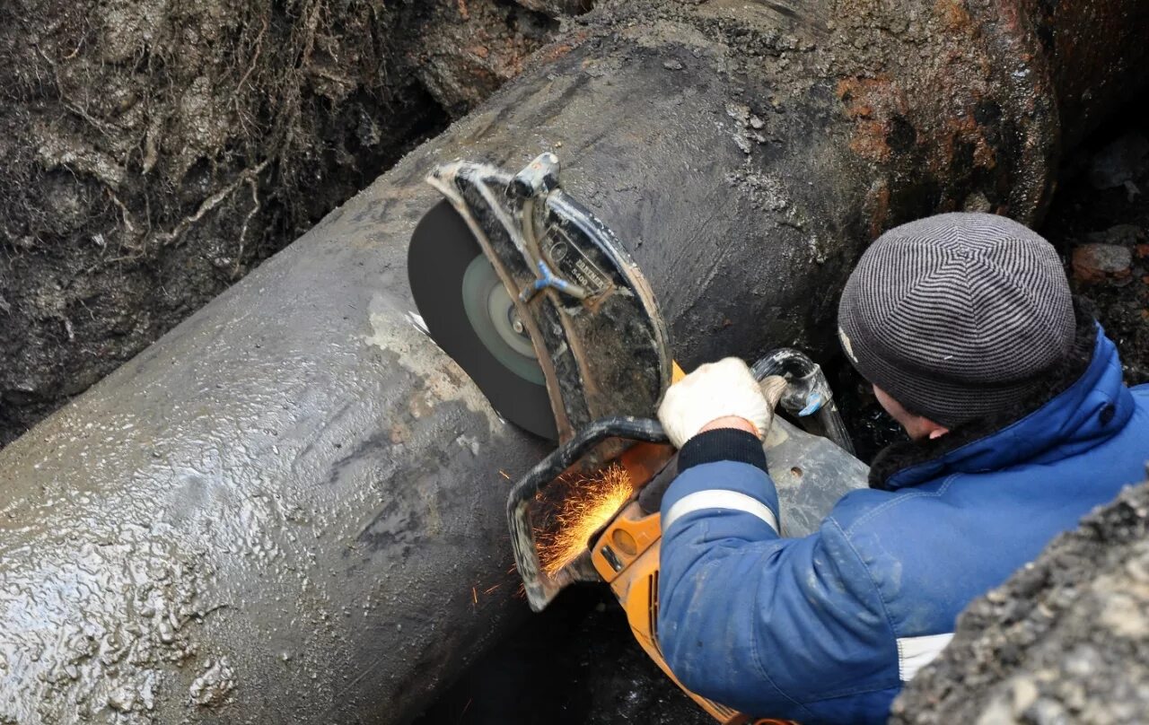 Ремонтные работы на газопроводе. Порыв труба водоснабжения. Порыв сетей водоснабжения. Магистральный водопровод. Аварийная труба.