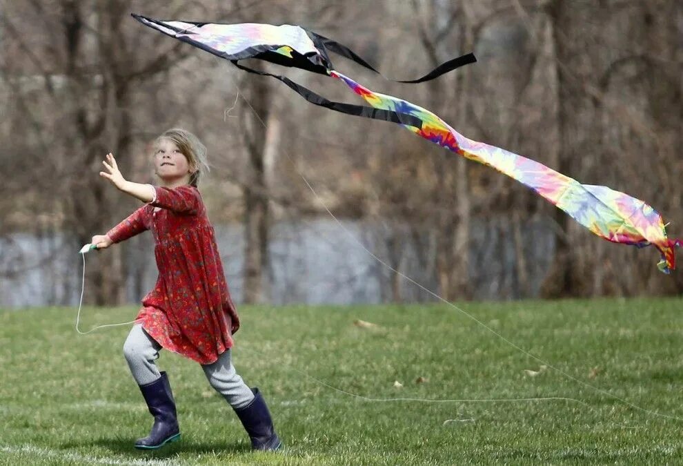 Мальчик запускает воздушный змей. Запускать воздушного змея. Девочка запускает воздушного змея. Ребенок с воздушным змеем. Девочка с воздушным змеем.