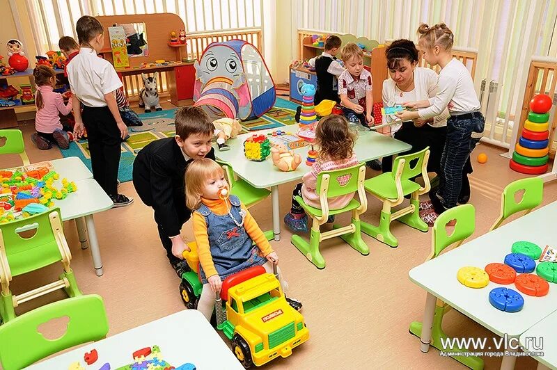 Воспитатель с детьми. Включи садик. Включи не детский сад. Фото детей в детском саду. Детский сад венеция кострома.
