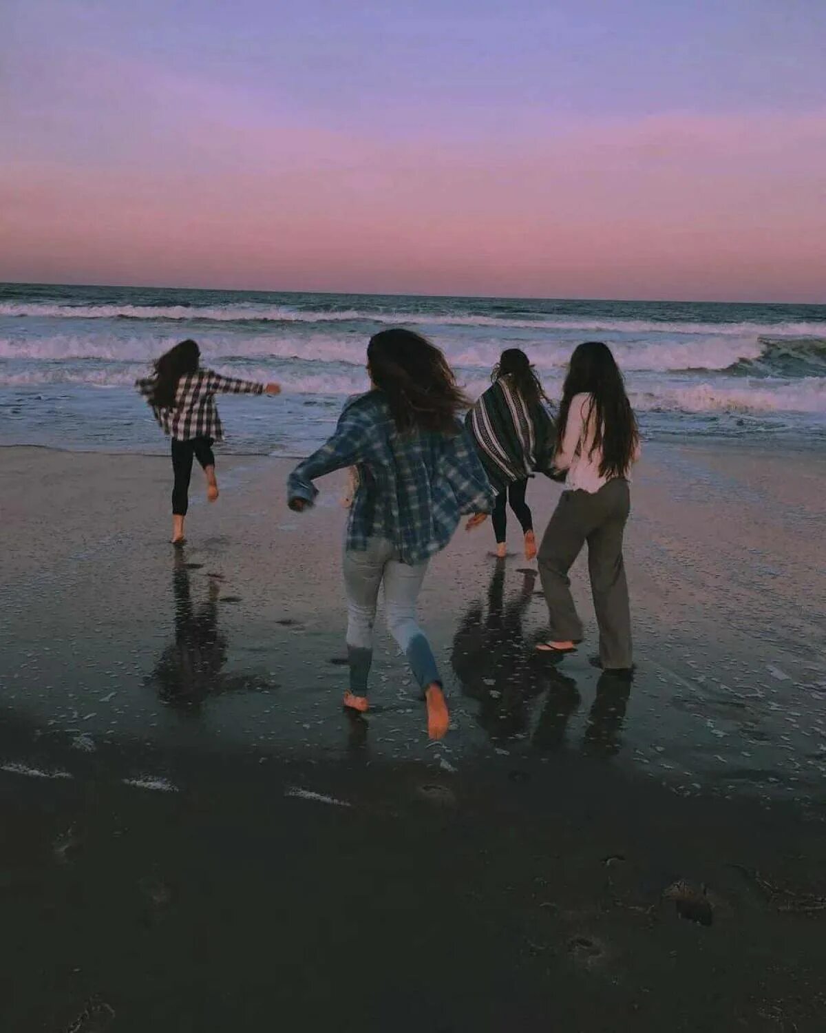 Друзья летом эстетика. Лето с подругой эстетика. Друзья эстетика. Ночные прогулки с друзьями. Друзья эстетика.