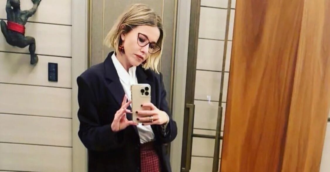 Ксения собчак в мини платье. Вечеринка собчак 2023. Ксения канделаки. Вечеринка собчак 2023. Наряд ксении собчак на муз тв 2021.