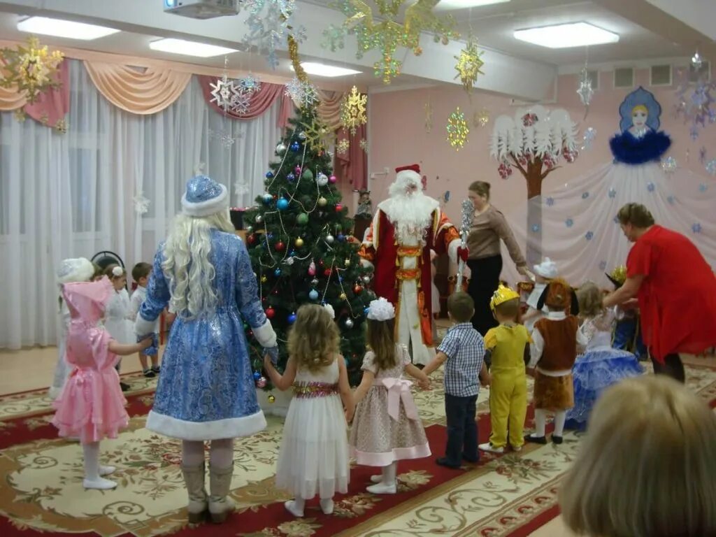 снегурочки на детском утреннике. снегурочка на детском утреннике. снегурочка утренник в детском саду. утренник в детском саду. снегурочка утренник в детском саду.