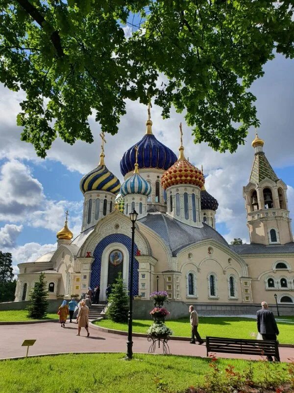 Храм патриаршего подворья. Храм олега в переделкино. Храм патриаршего подворья. Храм преображения господня в переделкино. Храм игоря черниговского в переделкино.