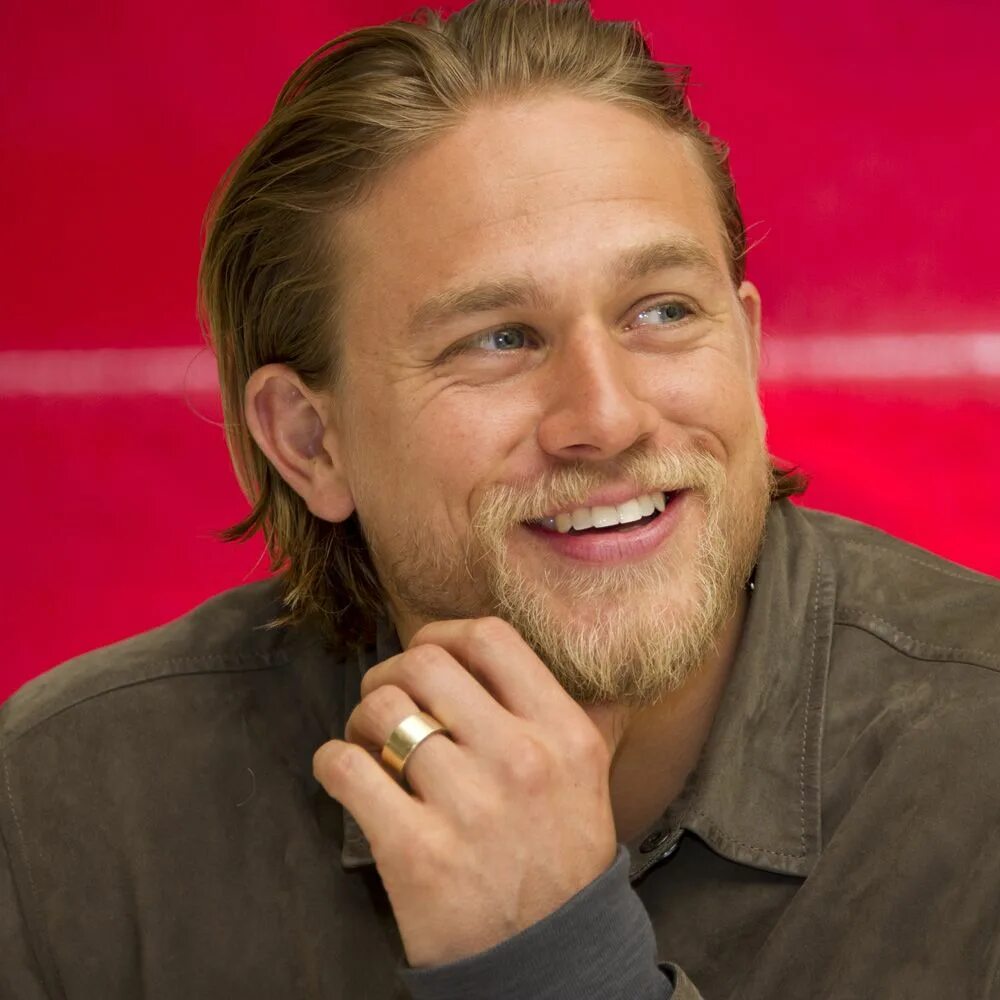 Charlie hunnam. Charleya Hannem. Слик бэк Чарли Ханнэм. Чарли Ханнэм Шантарам.