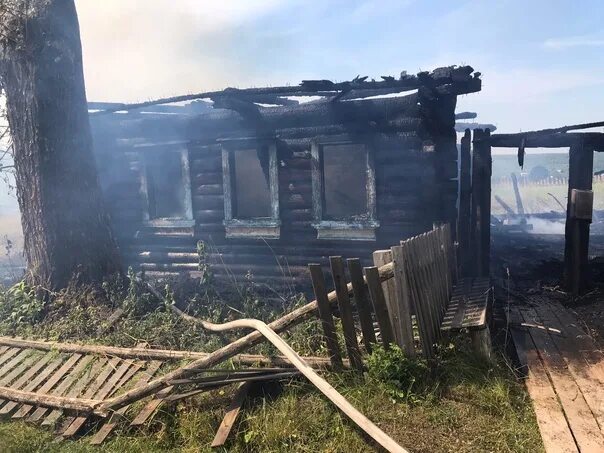 Погода в черной холунице на 10. Черная Холуница Кировская область. Пожар в черной Холунице. Сгорел дом в белой Холунице. Чёрная Холуница Омутнинский район Кировская.