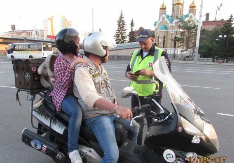 Мотоцикл догнал автомобиль. Мероприятия байкеров. Профилактическое мероприятие мотоциклист.