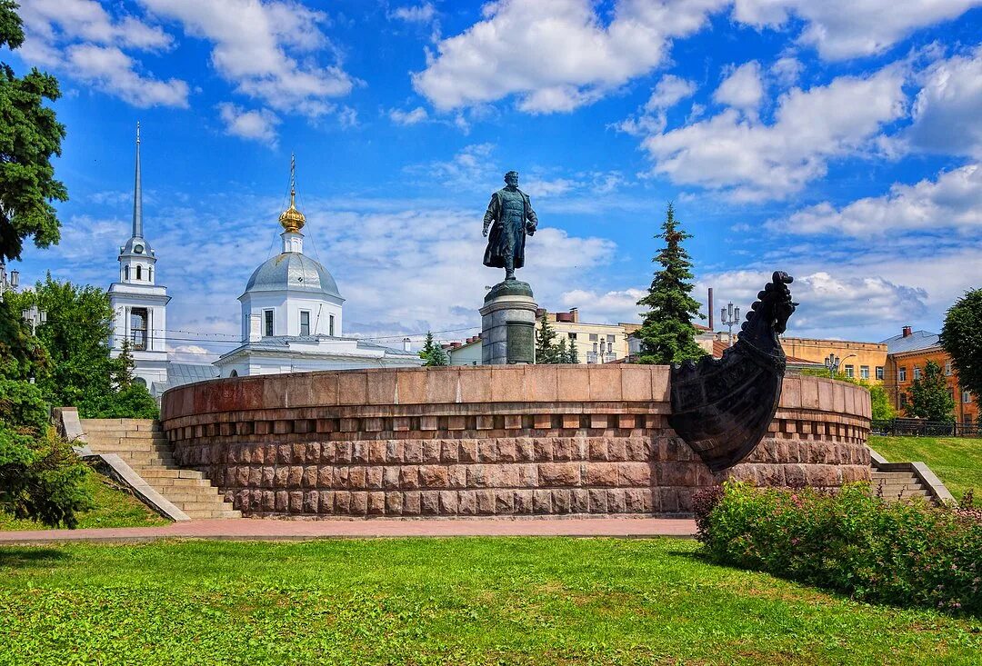 Тверь исторических. Памятник Афанасию Никитину в Твери.