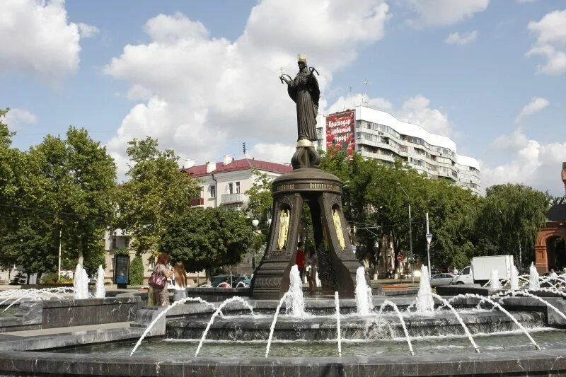 Свято екатерининский фонтан краснодар. Город краснодар театральная площадь. Александровская триумфальная арка в краснодаре. Меритон краснодар. Краснодар столица краснодарского края.
