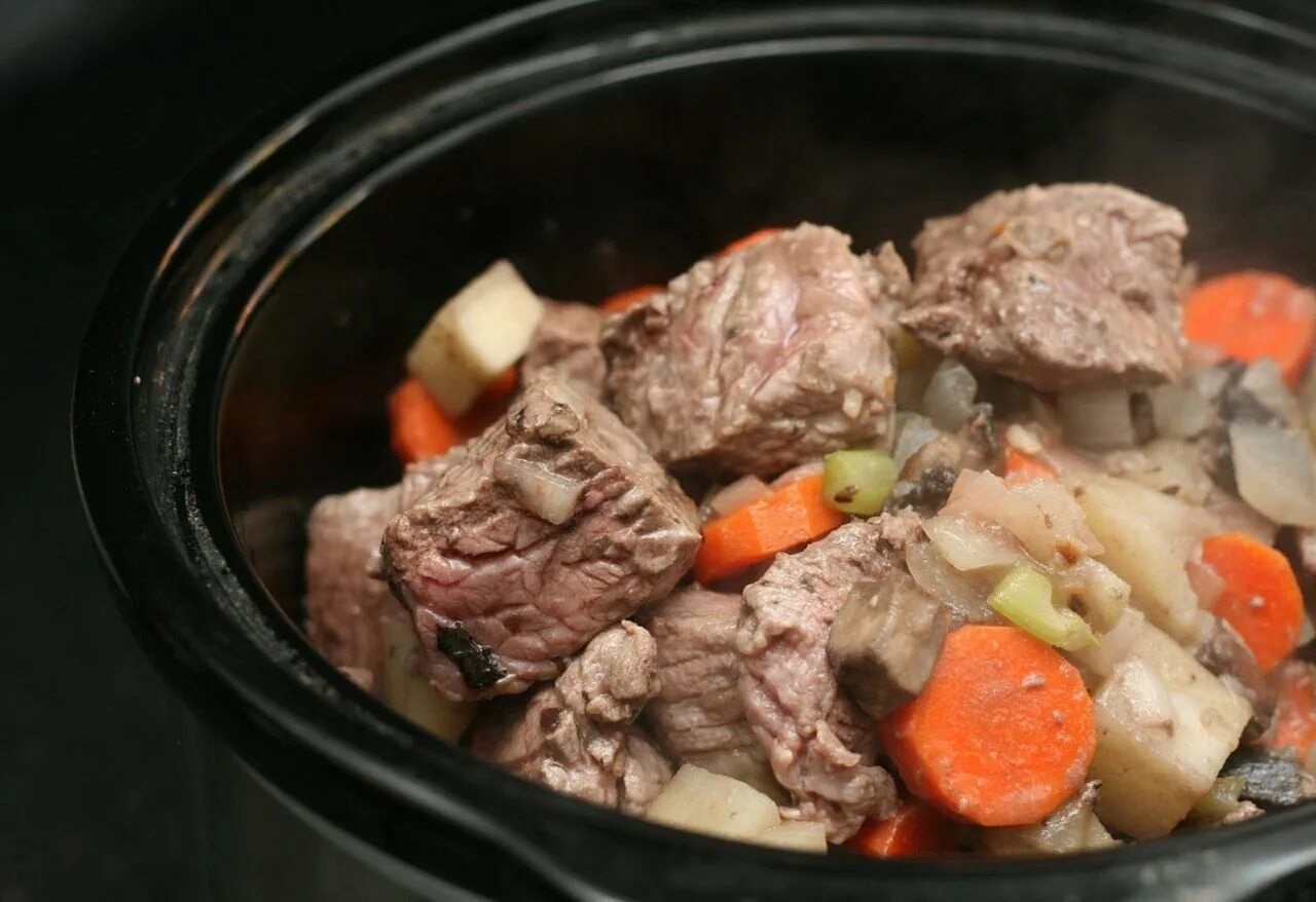 Мясо с овощами в казане как называется. Жаркое из говядины. говядина тушеная с овощами. тушеное мясо в казане. говядина с картошкой и овощами в казане.