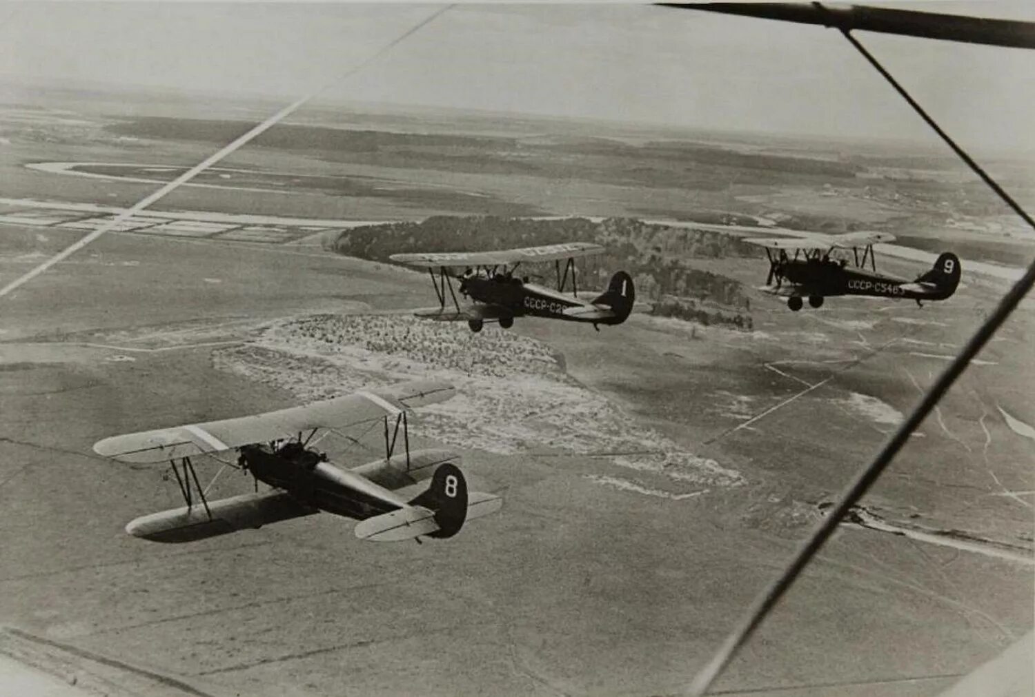 Самолет по 2 в полете. У-2 самолет вов. У-2 самолёт кукурузник. Самолет у-2 по-2. Самолет по 2 в полете.